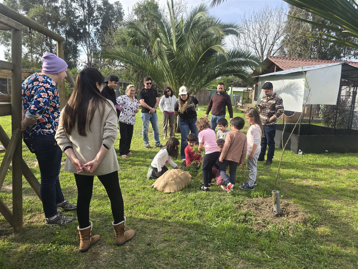 Celebración de cumpleaños rodeada de animales en el Bioparque Huellitas