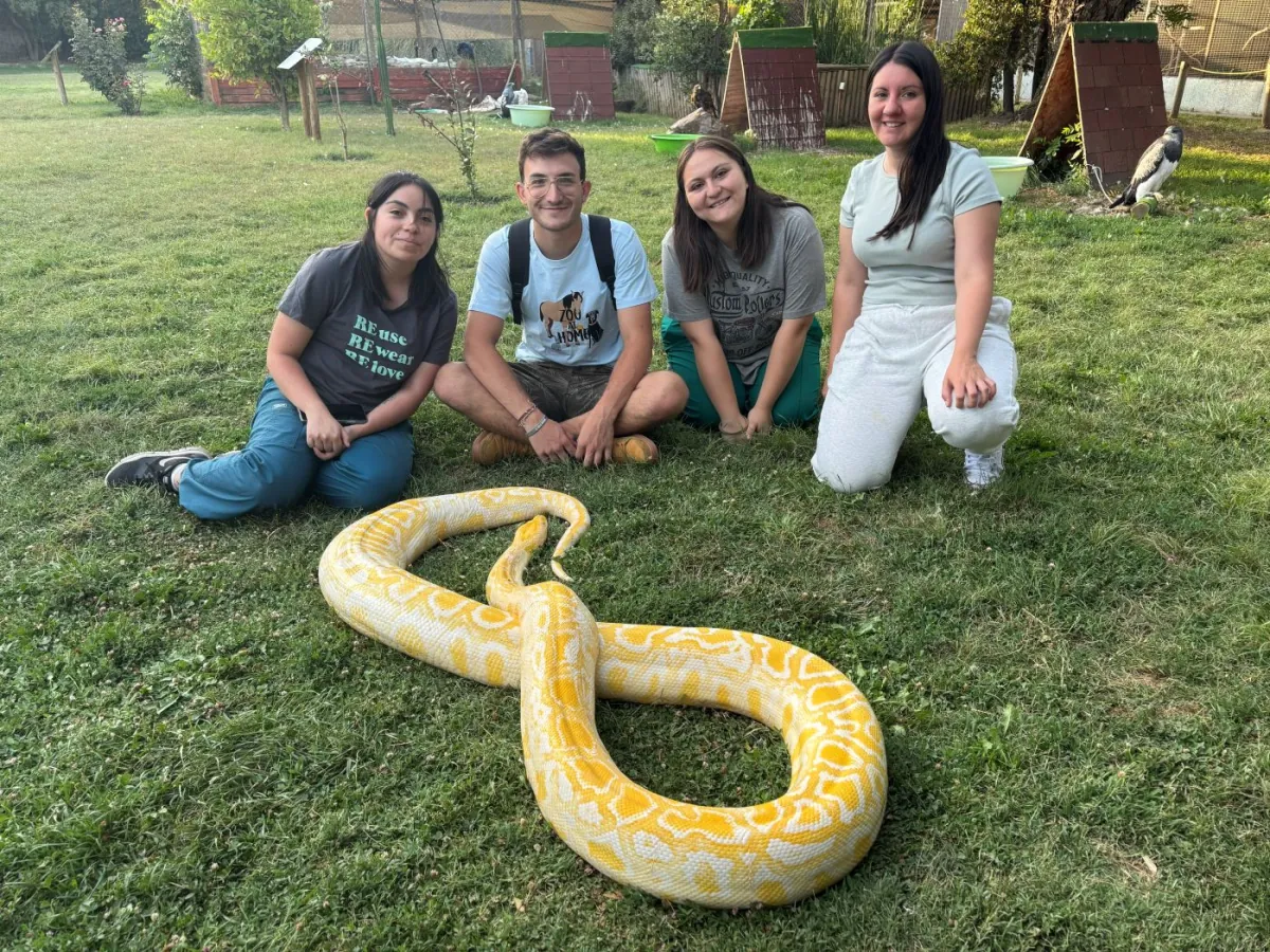Residentes y equipo del Bioparque Huellitas junto a la pitón